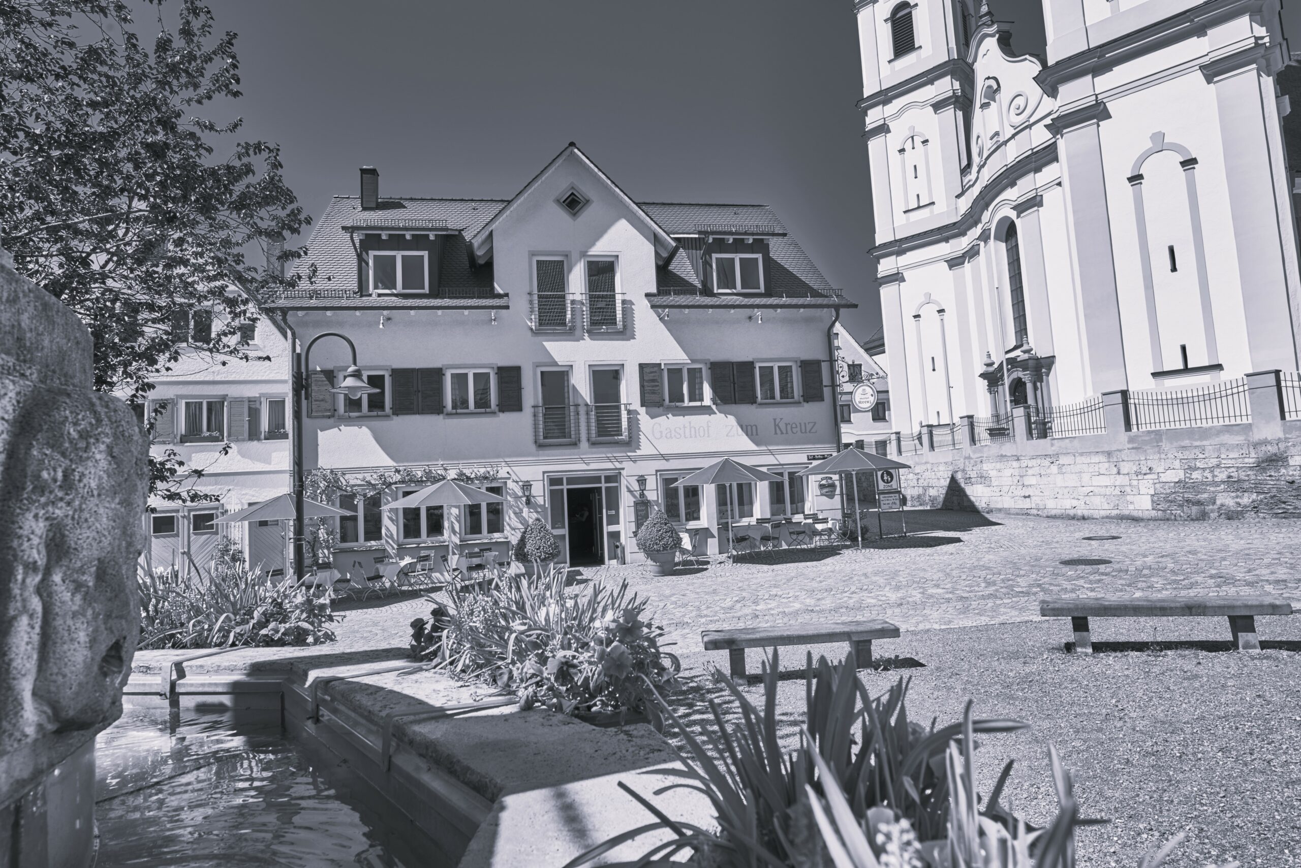 Gut Betha Platz, Brunnen, Ostern, Kirche